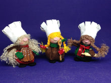 Lade das Bild in den Galerie-Viewer, Kochmützen aus Filz mit Zubehör aus Holz