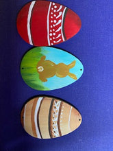 Lade das Bild in den Galerie-Viewer, Ei / Osterei mit einem Loch aus Holz