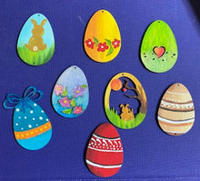 Lade das Bild in den Galerie-Viewer, Osterei/Ei mit Herzranke aus Holz