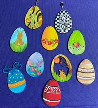 Lade das Bild in den Galerie-Viewer, Ei / Osterei mit einem Loch aus Holz