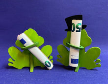 Lade das Bild in den Galerie-Viewer, Komplettset: Frosch-Brautpaar mit Mr & Mrs. Schriftzug