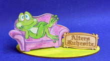 Lade das Bild in den Galerie-Viewer, Komplettset: Frosch auf Sofa "Altersruhesitz"