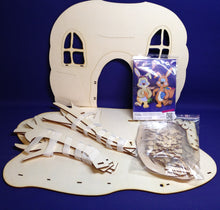Lade das Bild in den Galerie-Viewer, Bastelset aus Holz: Karottenhaus mit Hasen