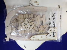 Lade das Bild in den Galerie-Viewer, Bastelset aus Holz: Karottenhaus mit Hasen