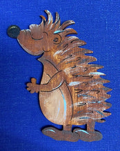 Lade das Bild in den Galerie-Viewer, Igel mit geschlossenen Augen aus Holz