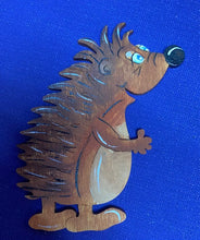 Lade das Bild in den Galerie-Viewer, Igel mit offenen Augen aus Holz