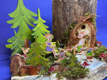 Lade das Bild in den Galerie-Viewer, Trollfamilie mit Babytrolle aus Holz