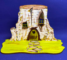 Lade das Bild in den Galerie-Viewer, Baumstumpfhaus mit Fenster und Türen