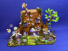 Lade das Bild in den Galerie-Viewer, Baumstumpfhaus mit Fenster und Türen