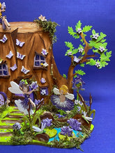 Lade das Bild in den Galerie-Viewer, Baumstumpfhaus mit Fenster und Türen