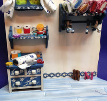Lade das Bild in den Galerie-Viewer, Komplettset aus Holz: Nähstube mit viel Zubehör
