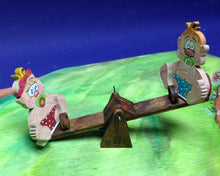 Lade das Bild in den Galerie-Viewer, Wackelauto, Sandkasten und Wippe für Spielplatz