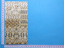 Lade das Bild in den Galerie-Viewer, 8 Babyfiguren 3D aus Holz zum Hinsetzen