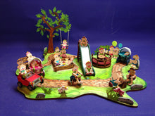 Lade das Bild in den Galerie-Viewer, 8 Babyfiguren 3D aus Holz zum Hinsetzen
