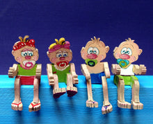 Lade das Bild in den Galerie-Viewer, 8 Babyfiguren 3D aus Holz zum Hinsetzen