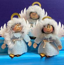 Lade das Bild in den Galerie-Viewer, Engel aus Filz zum Stellen, eisblau