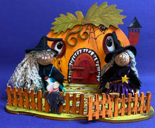 Lade das Bild in den Galerie-Viewer, Hexen aus Filz zum Stellen