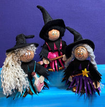 Lade das Bild in den Galerie-Viewer, Hexen aus Filz zum Stellen