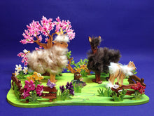 Lade das Bild in den Galerie-Viewer, Alpaka-Familie aus Holz, zum Umwickeln für Wolle