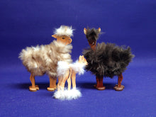 Lade das Bild in den Galerie-Viewer, Alpaka-Familie aus Holz, zum Umwickeln für Wolle