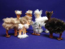 Lade das Bild in den Galerie-Viewer, Alpaka-Familie aus Holz, zum Umwickeln für Wolle