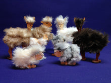 Lade das Bild in den Galerie-Viewer, Alpaka-Familie aus Holz, zum Umwickeln für Wolle