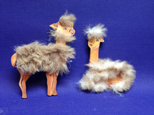 Lade das Bild in den Galerie-Viewer, Alpaka sitzend aus Holz