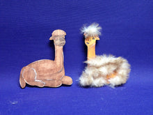 Lade das Bild in den Galerie-Viewer, Alpaka sitzend aus Holz