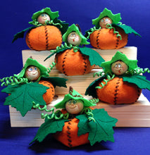 Lade das Bild in den Galerie-Viewer, Kürbiskinder aus Filz zum Fädeln
