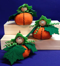 Lade das Bild in den Galerie-Viewer, Kürbiskinder aus Filz zum Fädeln