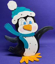 Lade das Bild in den Galerie-Viewer, Pinguinpapa mit Mütze, flatternd zum Hinstellen