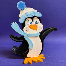 Lade das Bild in den Galerie-Viewer, Pinguinpapa mit Mütze, flatternd zum Hinstellen