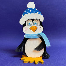 Lade das Bild in den Galerie-Viewer, Pinguinmama mit Mütze, Flügel angelegt, zum Hinstellen