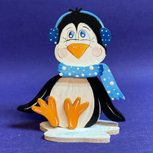 Lade das Bild in den Galerie-Viewer, Pinguinbaby, sitzend mit Ohrenschützer, zum Hinstellen