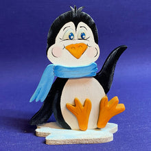 Lade das Bild in den Galerie-Viewer, Pinguinbaby, sitzend und winkend zum Hinstellen