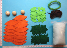 Lade das Bild in den Galerie-Viewer, Kürbiskinder aus Filz zum Fädeln