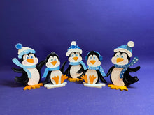 Lade das Bild in den Galerie-Viewer, Pinguinbaby, sitzend und winkend zum Hinstellen