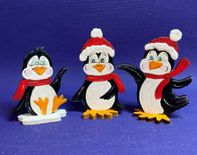 Lade das Bild in den Galerie-Viewer, Pinguinbaby, sitzend mit Ohrenschützer, zum Hinstellen