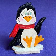 Lade das Bild in den Galerie-Viewer, Pinguinbaby, sitzend und winkend zum Hinstellen