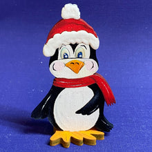 Lade das Bild in den Galerie-Viewer, Pinguinmama mit Mütze, Flügel angelegt, zum Hinstellen