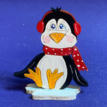 Lade das Bild in den Galerie-Viewer, Pinguinbaby, sitzend mit Ohrenschützer, zum Hinstellen