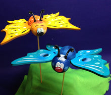 Lade das Bild in den Galerie-Viewer, Schmetterling aus Holz mit Styropor-Bauch und Kopf