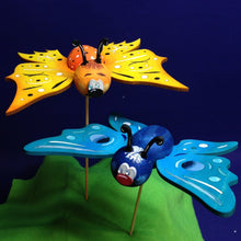 Lade das Bild in den Galerie-Viewer, Schmetterling aus Holz mit Styropor-Bauch und Kopf