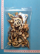 Lade das Bild in den Galerie-Viewer, Noten und Notenschlüssel im Set aus Holz (ca. 8cm)