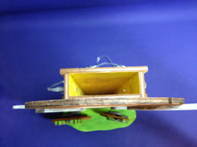 Lade das Bild in den Galerie-Viewer, Stele "Willkommen" mit Geist und Kürbisse