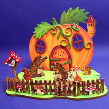 Lade das Bild in den Galerie-Viewer, Bastelset aus Holz: Kürbishäuschen mit Vogelhaus und vielen Tieren