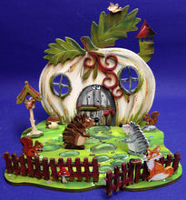 Lade das Bild in den Galerie-Viewer, Bastelset aus Holz: Kürbishäuschen mit Vogelhaus und vielen Tieren