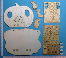 Lade das Bild in den Galerie-Viewer, Bastelset aus Holz: Kürbishäuschen mit Vogelhaus und vielen Tieren