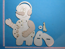 Lade das Bild in den Galerie-Viewer, Schneemann mit Ohrenwärmer als Standfigur aus Holz