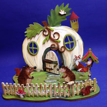 Lade das Bild in den Galerie-Viewer, Bastelset aus Holz: Kürbishäuschen mit Vogelhaus und vielen Tieren